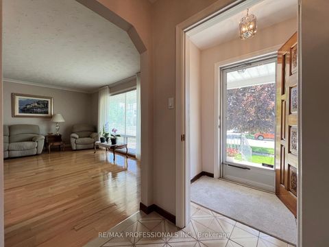 Photo 5 at 4 VAUXHALL Drive, Dorset Park, Toronto