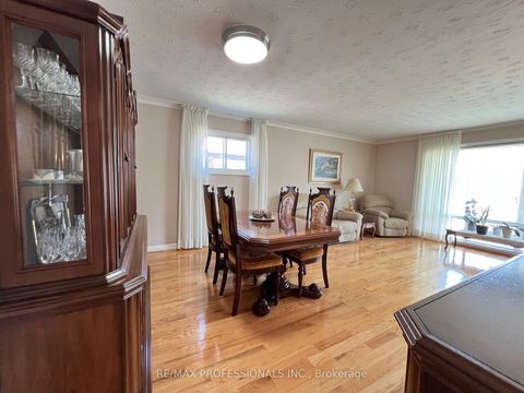 Photo 6 at 4 VAUXHALL Drive, Dorset Park, Toronto