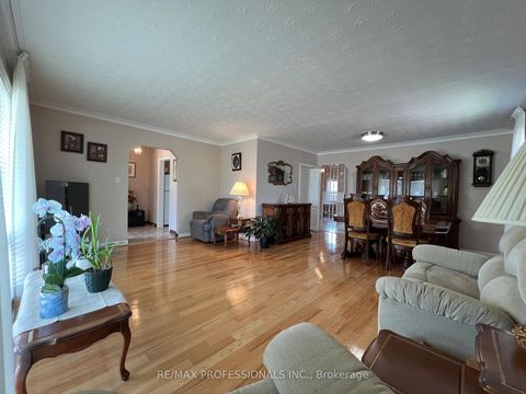 Photo 7 at 4 VAUXHALL Drive, Dorset Park, Toronto