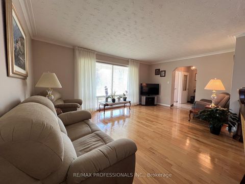 Photo 8 at 4 VAUXHALL Drive, Dorset Park, Toronto