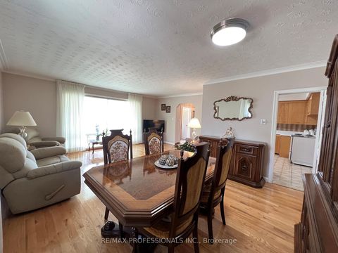 Photo 9 at 4 VAUXHALL Drive, Dorset Park, Toronto