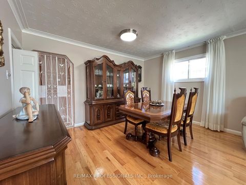 Photo 10 at 4 VAUXHALL Drive, Dorset Park, Toronto