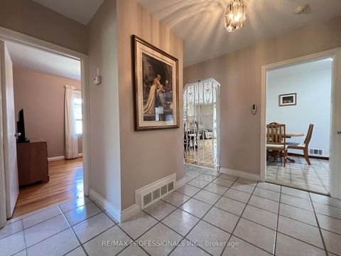 Photo 12 at 4 VAUXHALL Drive, Dorset Park, Toronto