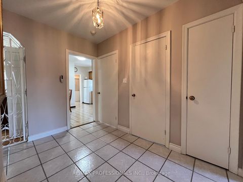 Photo 13 at 4 VAUXHALL Drive, Dorset Park, Toronto