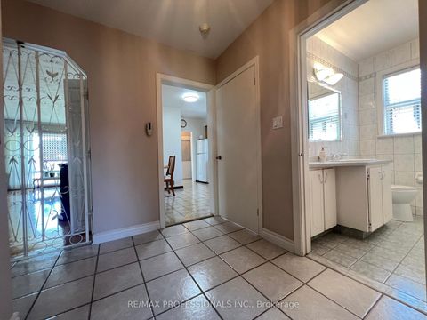 Photo 14 at 4 VAUXHALL Drive, Dorset Park, Toronto