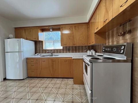 Photo 15 at 4 VAUXHALL Drive, Dorset Park, Toronto