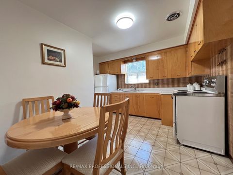 Photo 17 at 4 VAUXHALL Drive, Dorset Park, Toronto