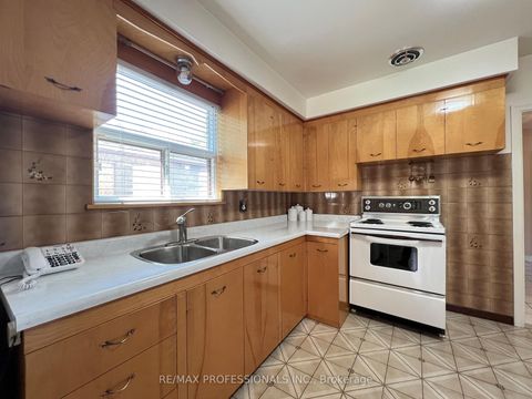 Photo 18 at 4 VAUXHALL Drive, Dorset Park, Toronto