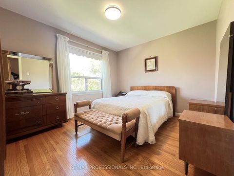 Photo 22 at 4 VAUXHALL Drive, Dorset Park, Toronto