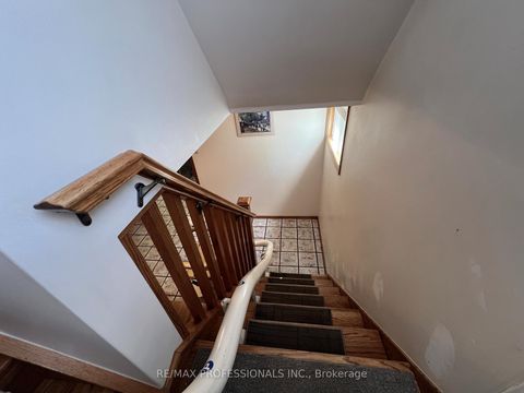 Photo 29 at 4 VAUXHALL Drive, Dorset Park, Toronto