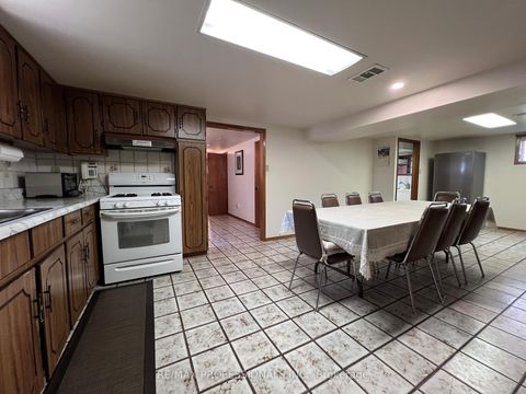 Photo 36 at 4 VAUXHALL Drive, Dorset Park, Toronto