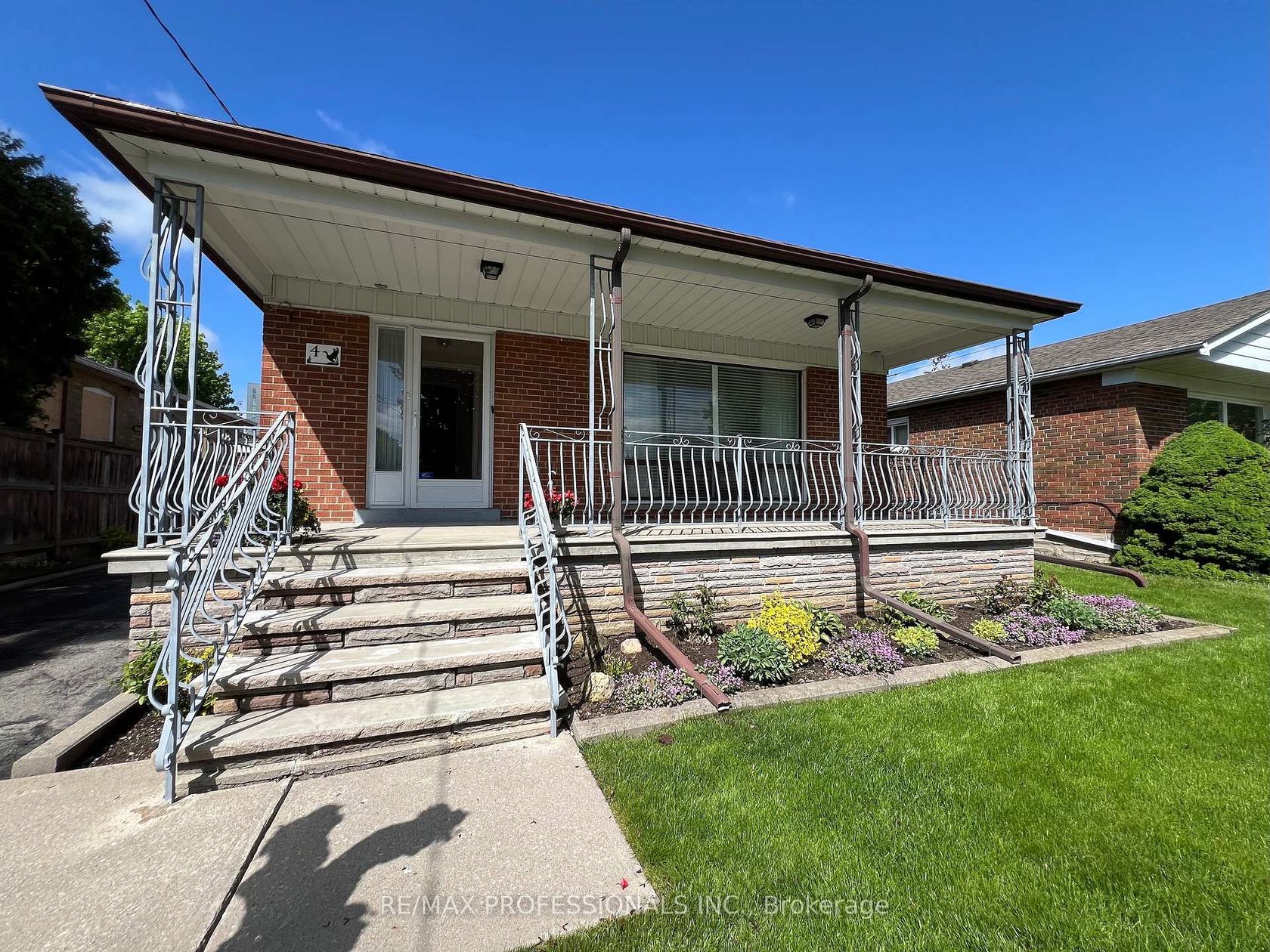 4 VAUXHALL Drive, Dorset Park, Toronto 