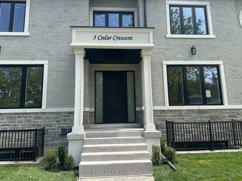 Photo 1 at 5 Cedar Crescent, Aurora Village, Aurora