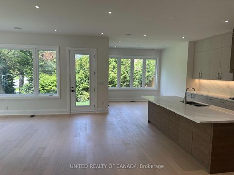 Photo 5 at 5 Cedar Crescent, Aurora Village, Aurora