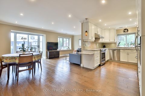 Photo 4 at 203 - 1387 Bayview Avenue, Leaside, Toronto