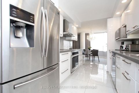 Photo 9 at 1402 - 7 Townsgate Drive, Yorkhill, Vaughan