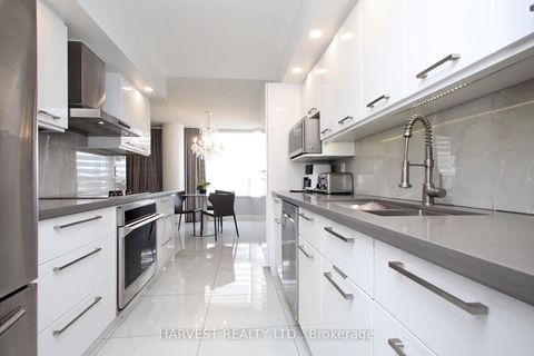 Photo 10 at 1402 - 7 Townsgate Drive, Yorkhill, Vaughan