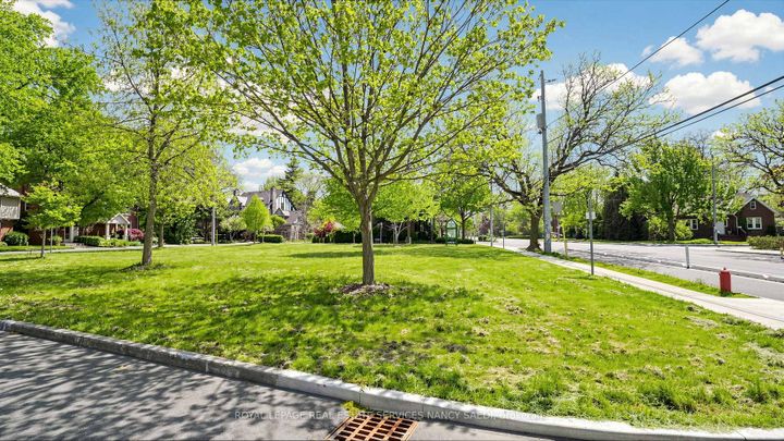 Photo 1 at 3 Oakwood Place, Westdale, Hamilton