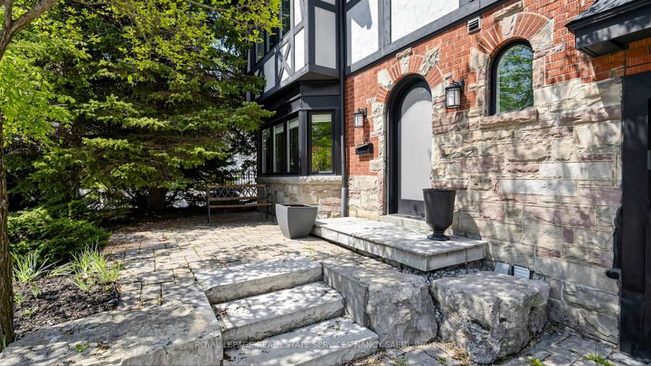 Photo 3 at 3 Oakwood Place, Westdale, Hamilton