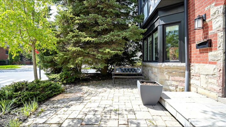 Photo 4 at 3 Oakwood Place, Westdale, Hamilton