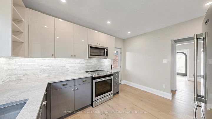 Photo 11 at 3 Oakwood Place, Westdale, Hamilton
