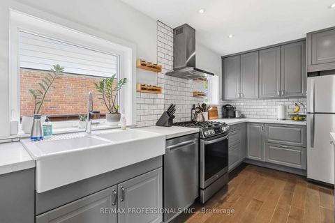 Photo 2 at 3 Snaresbrook Drive, Kipling, Toronto