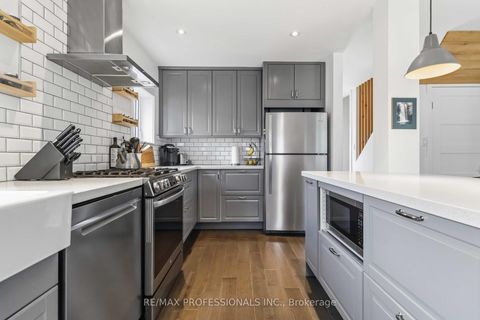 Photo 3 at 3 Snaresbrook Drive, Kipling, Toronto