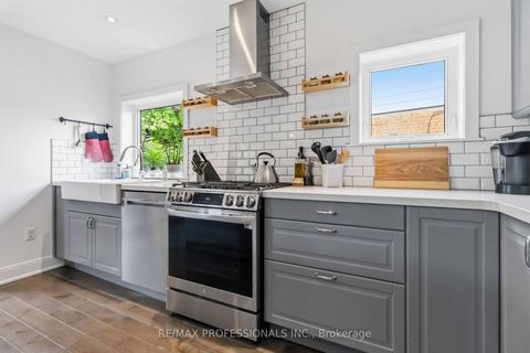Photo 4 at 3 Snaresbrook Drive, Kipling, Toronto