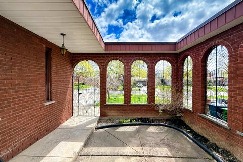 Photo 4 at 92 Charlton Boulevard, Newtonbrook West, Toronto