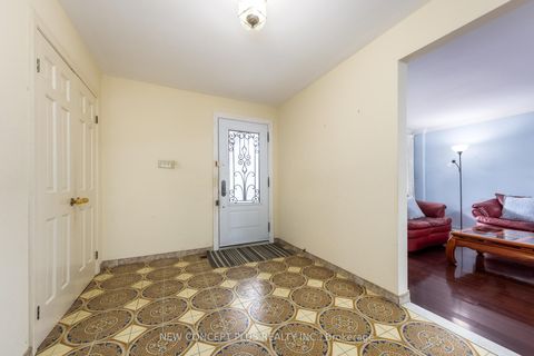 Photo 6 at 92 Charlton Boulevard, Newtonbrook West, Toronto