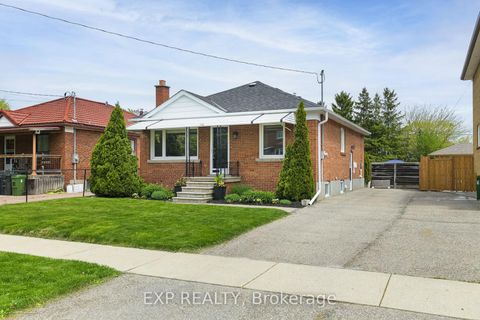 Photo 2 at 125 Treeview Drive, Alderwood, Toronto