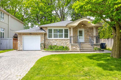 Photo 1 at 4 Beaverbrook Avenue, Rosethorn, Toronto