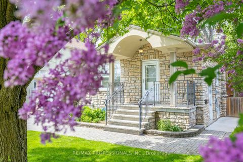 Photo 2 at 4 Beaverbrook Avenue, Rosethorn, Toronto