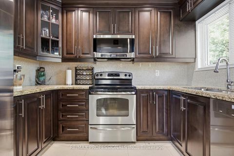 Photo 13 at 4 Beaverbrook Avenue, Rosethorn, Toronto