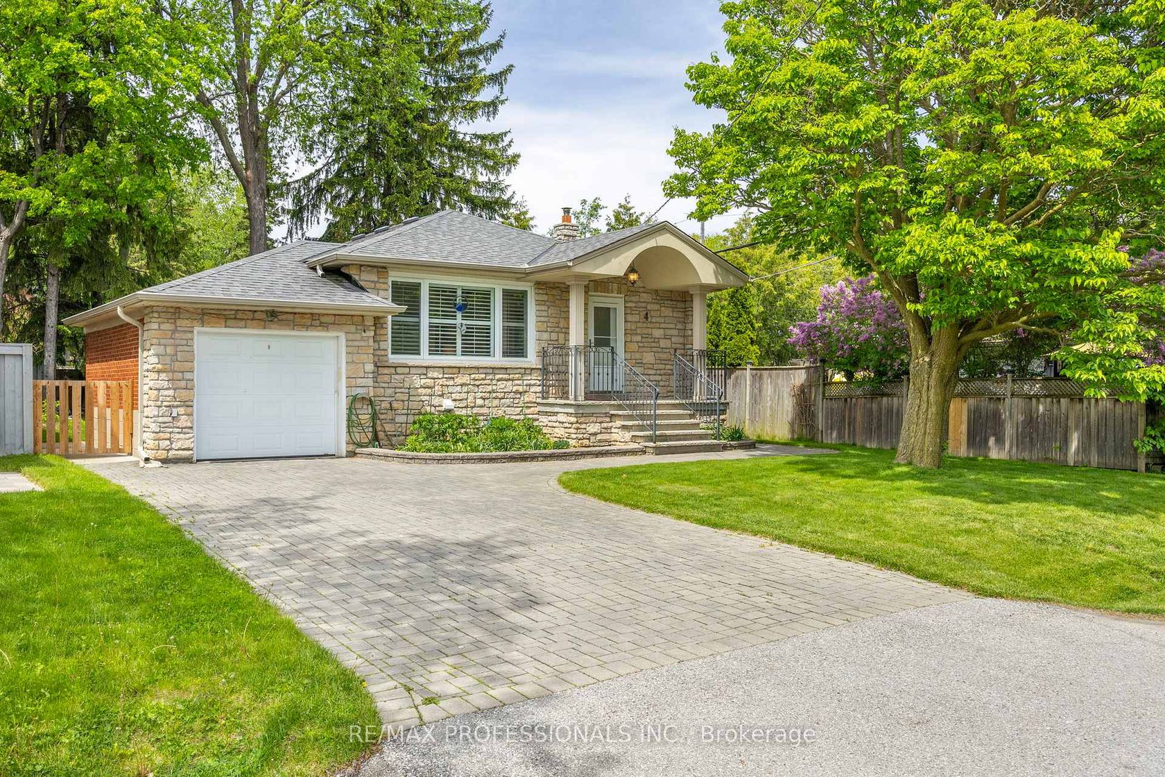 4 Beaverbrook Avenue, Rosethorn, Toronto 
