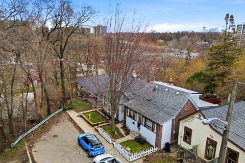 Photo 2 at 82 Beechwood Avenue, Smythe, Toronto