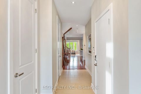 Photo 3 at 101 Dariole Drive, Rural Richmond Hill, Richmond Hill
