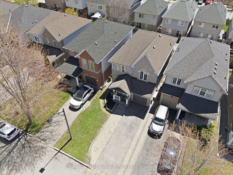 Photo 1 at 910 Taggart Crescent, Pinecrest, Oshawa