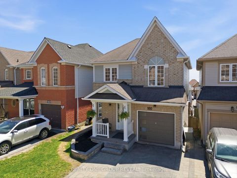 Photo 4 at 910 Taggart Crescent, Pinecrest, Oshawa