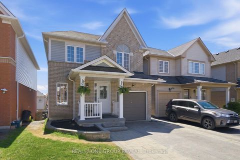 Photo 5 at 910 Taggart Crescent, Pinecrest, Oshawa