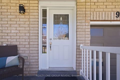 Photo 7 at 910 Taggart Crescent, Pinecrest, Oshawa