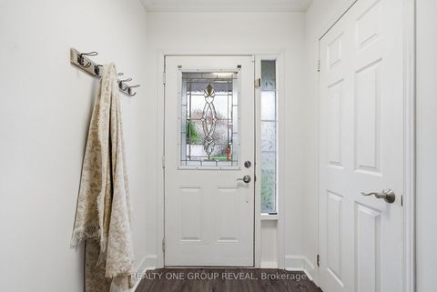 Photo 9 at 910 Taggart Crescent, Pinecrest, Oshawa