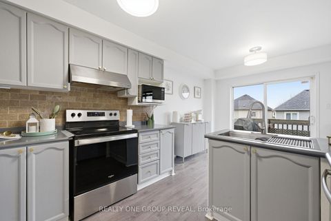 Photo 13 at 910 Taggart Crescent, Pinecrest, Oshawa