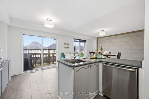 Photo 14 at 910 Taggart Crescent, Pinecrest, Oshawa