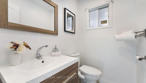 Photo 4 at 48 Gray Crescent, North Richvale, Richmond Hill
