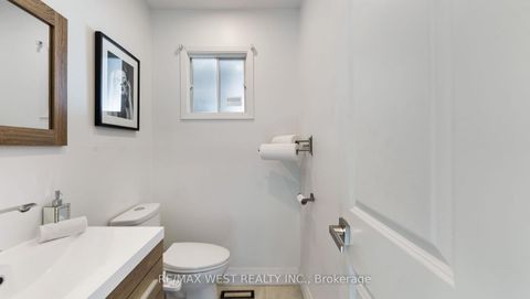 Photo 5 at 48 Gray Crescent, North Richvale, Richmond Hill
