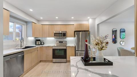 Photo 10 at 48 Gray Crescent, North Richvale, Richmond Hill