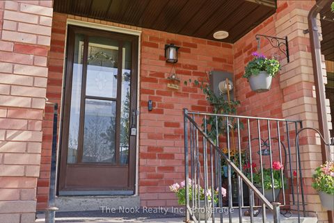 Photo 2 at 15 Chance Court, Bowmanville, Clarington