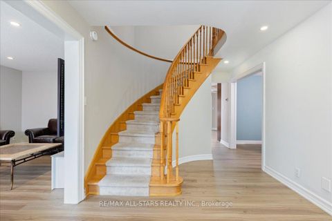Photo 2 at 40 Chartwell Crescent, Keswick North, Georgina