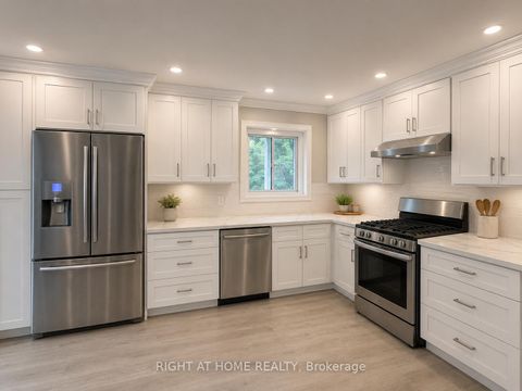 Photo 9 at 24 - 7 Vale Carse Way, Branson, Toronto